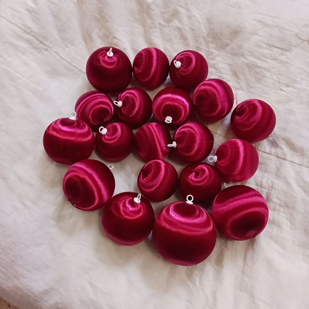 Vintage Lot Of 19 Red Christmas Ornaments Satin Spun Balls Holiday Christmas - Picture 1 of 10